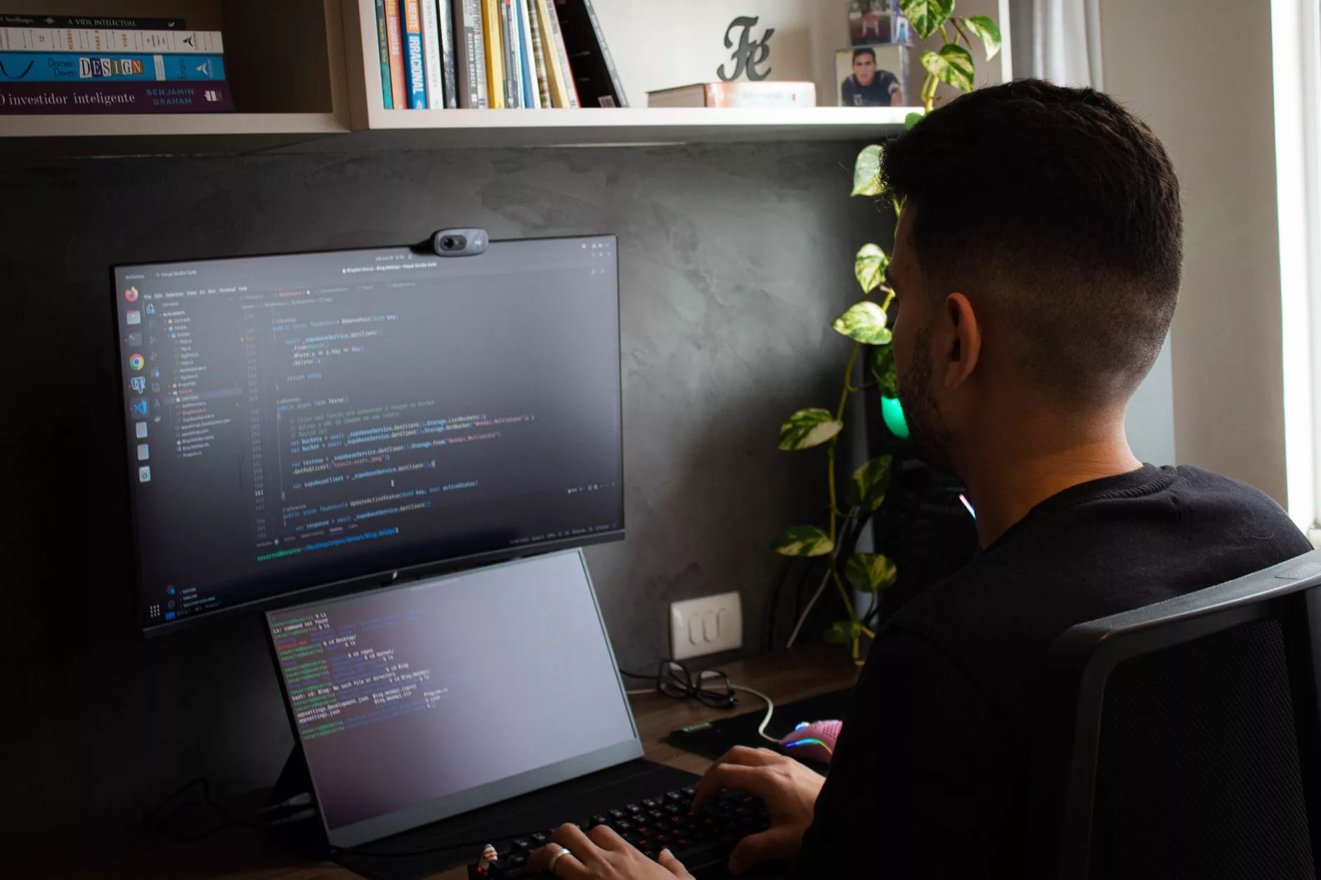 Advanced JavaScript Rendering and Crawler Workflow Analysis software developer reviewing website source code and rendering scripts