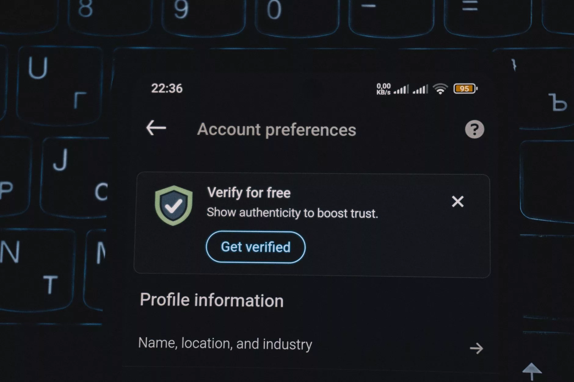 Factual Accuracy, Source Quality, and Trust in the Age of Generative Engines Digital security shield icon symbolizing online credibility and trust.