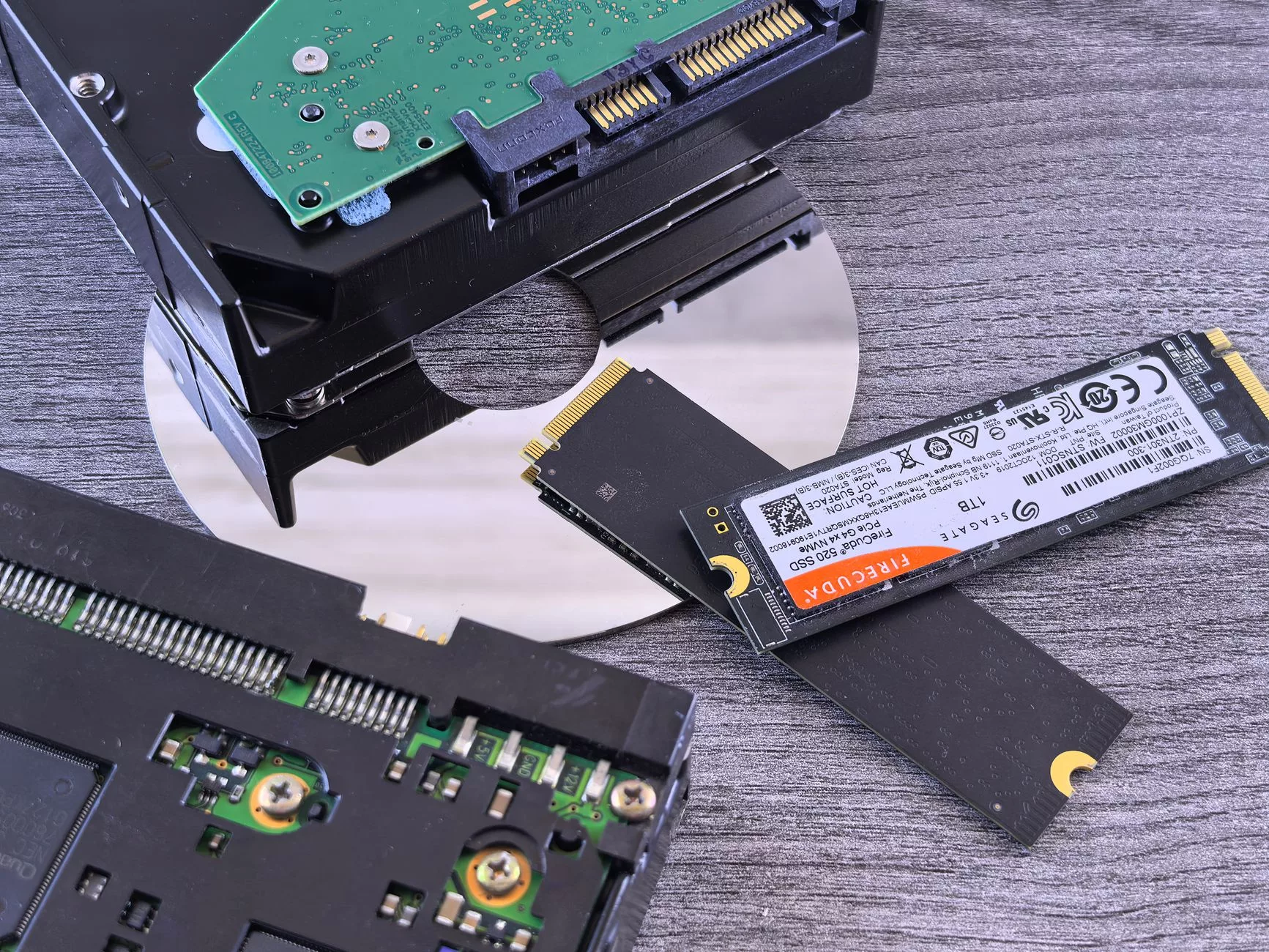 Performance und Isolation: CPU-Threads und Storage I/O Performance und Isolation: CPU-Threads und Storage I/O