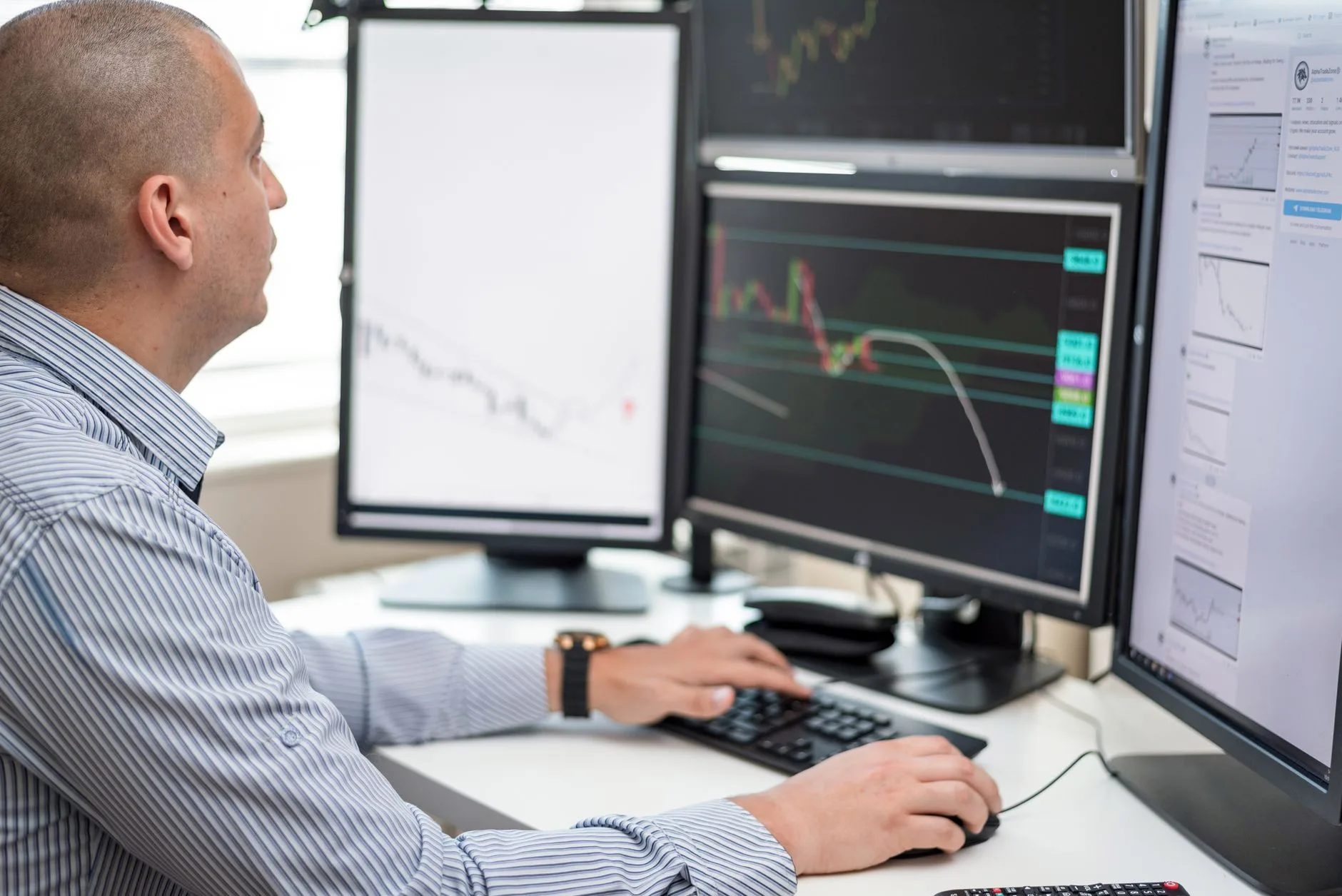 Leveraging Quality Score Diagnostics for CPC Optimization marketing specialist analyzing performance data and cost metrics on computer screen