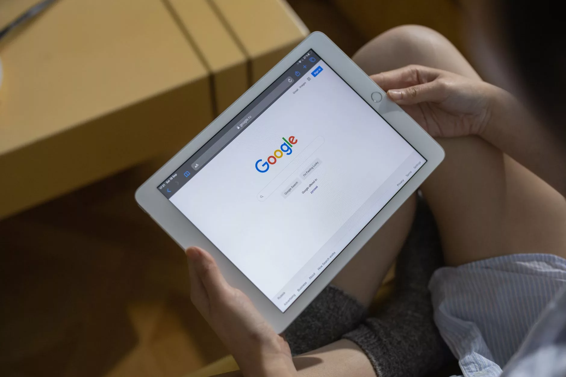 The Current State of Search: Generative Engines and Changing User Behavior close-up of a user reading an AI-generated search summary on a digital screen